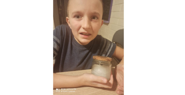 Hilfe im Alltag eines Jungen mit Autismus