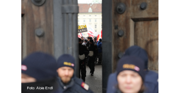 Polizei Kessel bei Friedensdemo am Heldenplatz