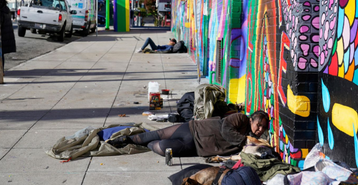 Warmes Essen für obdachlose Menschen