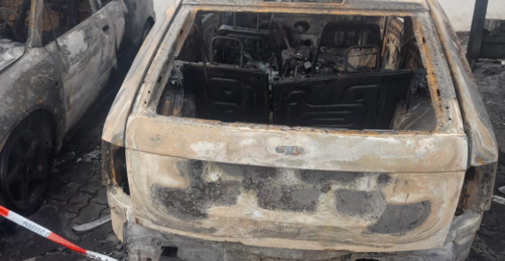 Durch 2 Brandanschläge in nNot geraten.