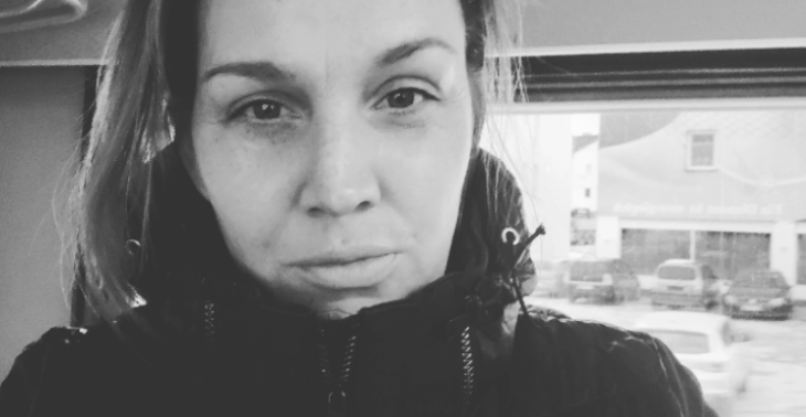 Obdachlose zahnlose frau die hilfe braucht um auf die Beine zu kommen.