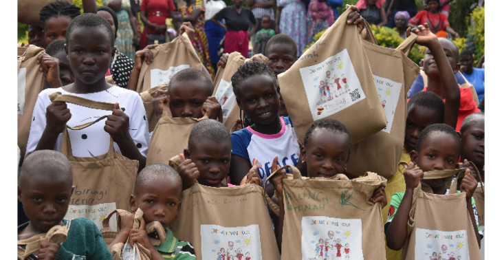 25 Taschen für Nkimbiri in West-Uganda